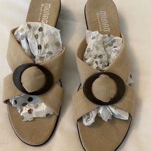 BEAUTIFUL MUNRO SANDALS 9N